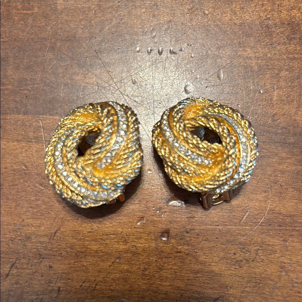 Dior Vintage Elegant Gold Knot Clip-on Earrings